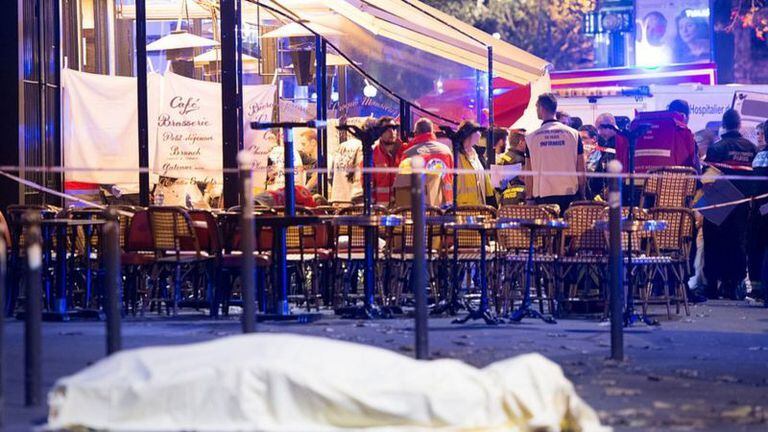 Los atacantes también arremetieron contra personas que se encontraban cenando o bebiendo en terrazas de restaurantes en los concurridos distritos 10 y 11 de París.