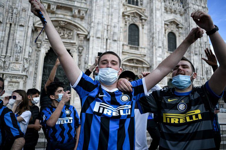 I tifosi dell'Inter festeggiano nella piazza del Duomo di Milano