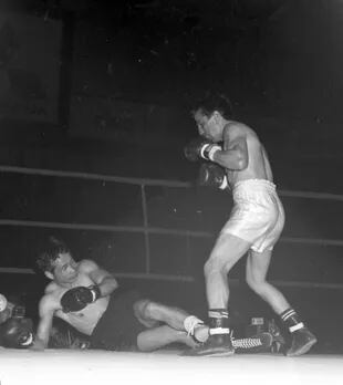 15 de julio de1966: en el piso está el japonés Ebihara, a quien Accavallo venció por puntos en 15 asaltos