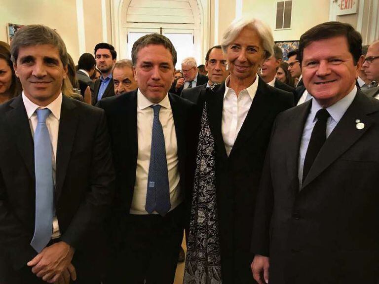 Caputo, Dujovne, Lagarde (FMI) y el embajador Oris de Roa, ayer en Washington