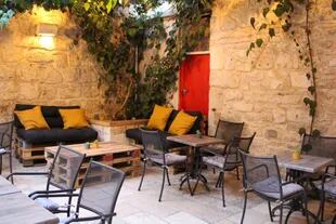 "Don Armando" está ubicado en un patio interno en la plaza central de la ciudad de Hvar.