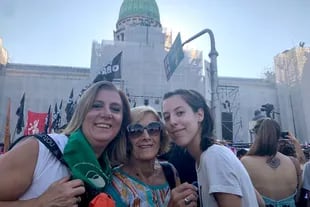 Tres generaciones en la marcha: Natalia Jiménez, (nieta); Dora Lavieri (abuela) y Mariela Bettoni (madre)