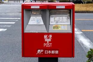 Un buzón identificado con el logo de la compañía de correos Japan Post