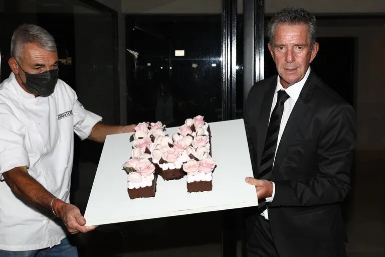 La súper torta de cumpleaños, con un M decorada con rosas rococó
