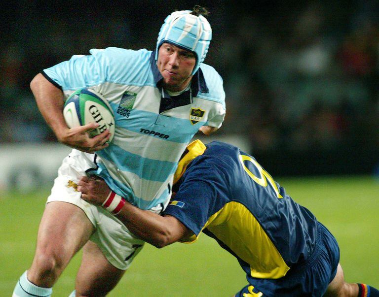 Otro recordado encuentro entre Argentina y Rumania, por el Mundial 2003; Martín Durand intena escapar del tackle de Lucian Sirbu
