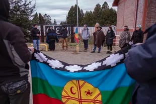 Hoy se realizó el acto de izamiento de la bandera mapuche en las inmediaciones del Centro Regional Universitario Bariloche