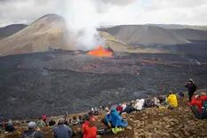 Miles de curiosos caminan más de 14 kilómetros para observar la erupción de un volcán en Islandia
