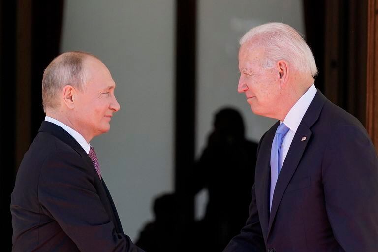 El presidente de Estados Unidos, Joe Biden, y el presidente de Rusia, Vladimir Putin, llega a la "Villa la Grange" en Ginebra, Suiza, el 16 de junio de 2021.