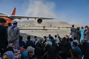 El aeropuerto de Kabul, el 16 de agosto. “Los hemos perdonado, lo juro por Alá”, dijo un simpatizante de los talibanes, que tiene una gran influencia en las redes sociales, a los afganos que quieren irse