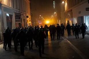 La policía avanza mientras los manifestantes encienden tachos en Marsella 