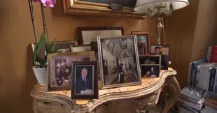 Retratos familiares en un aparador de la increíble Villa Aurora (Captura de video)