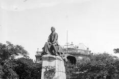 ¿Cómo fue que se hicieron los monumentos en homenaje a los hombres de la Primera Junta en 1910?