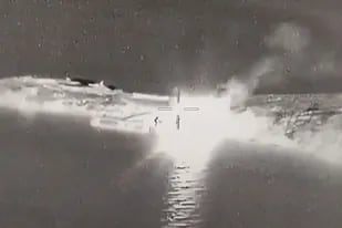 El Ministerio de Defensa de Ucrania compartió un video del barco prendiéndose fuego