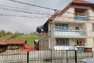 Una imagen de Google Maps muestra un auto estrellado contra la parte superior de una casa (Foto: Captura de video)