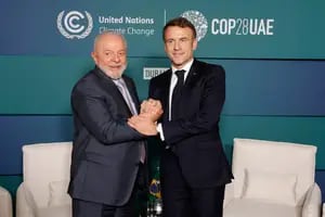 Macron inicia una delicada visita en Guayana Francesa y luego se reunirá con Lula en la selva amazónica