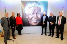Presentaron un cuadro de Mandela en homenaje al centenario de su nacimiento