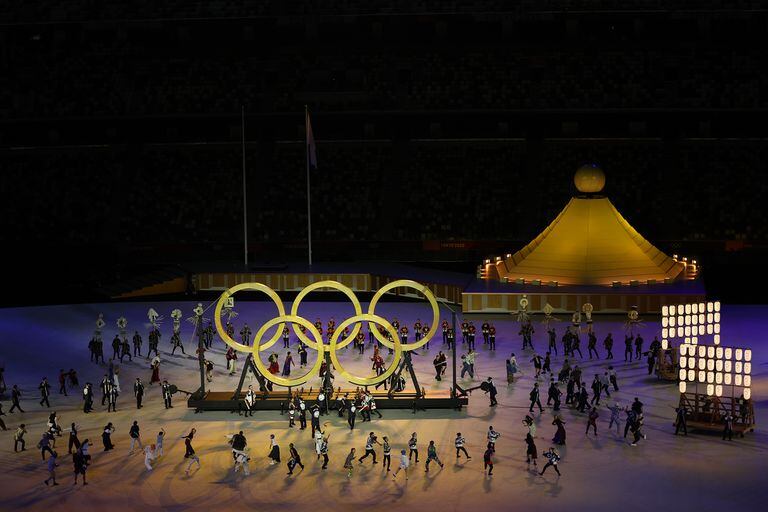 Los Anillos Olímpicos de madera se ven durante la Ceremonia de Apertura de los Juegos Olímpicos de Tokio 2020.