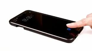 En 2018 veremos teléfonos con el sensor de huellas digitales integrado a la pantalla