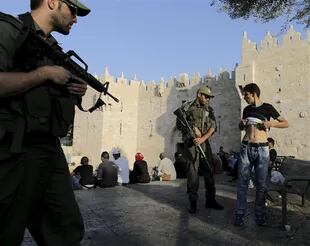La policía israelí revisa a un joven palestino en la Puerta de Damasco de la Ciudad Vieja de Jerusalén
