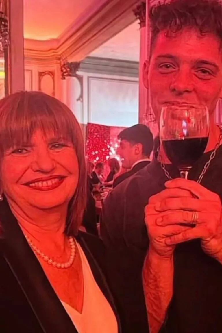 La foto de Santi Maratea con Patricia Bullrich fue tomada en la gala de "los personajes del año" de la revista Gente y le generó un centenar de críticas en redes sociales al influencer, que siempre se había declarado "apolítico"