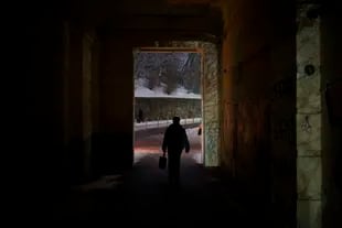 Un hombre camina por una calle durante un apagón, en Kiev, Ucrania, el 15 de diciembre de 2022. (AP Foto/Felipe Dana)