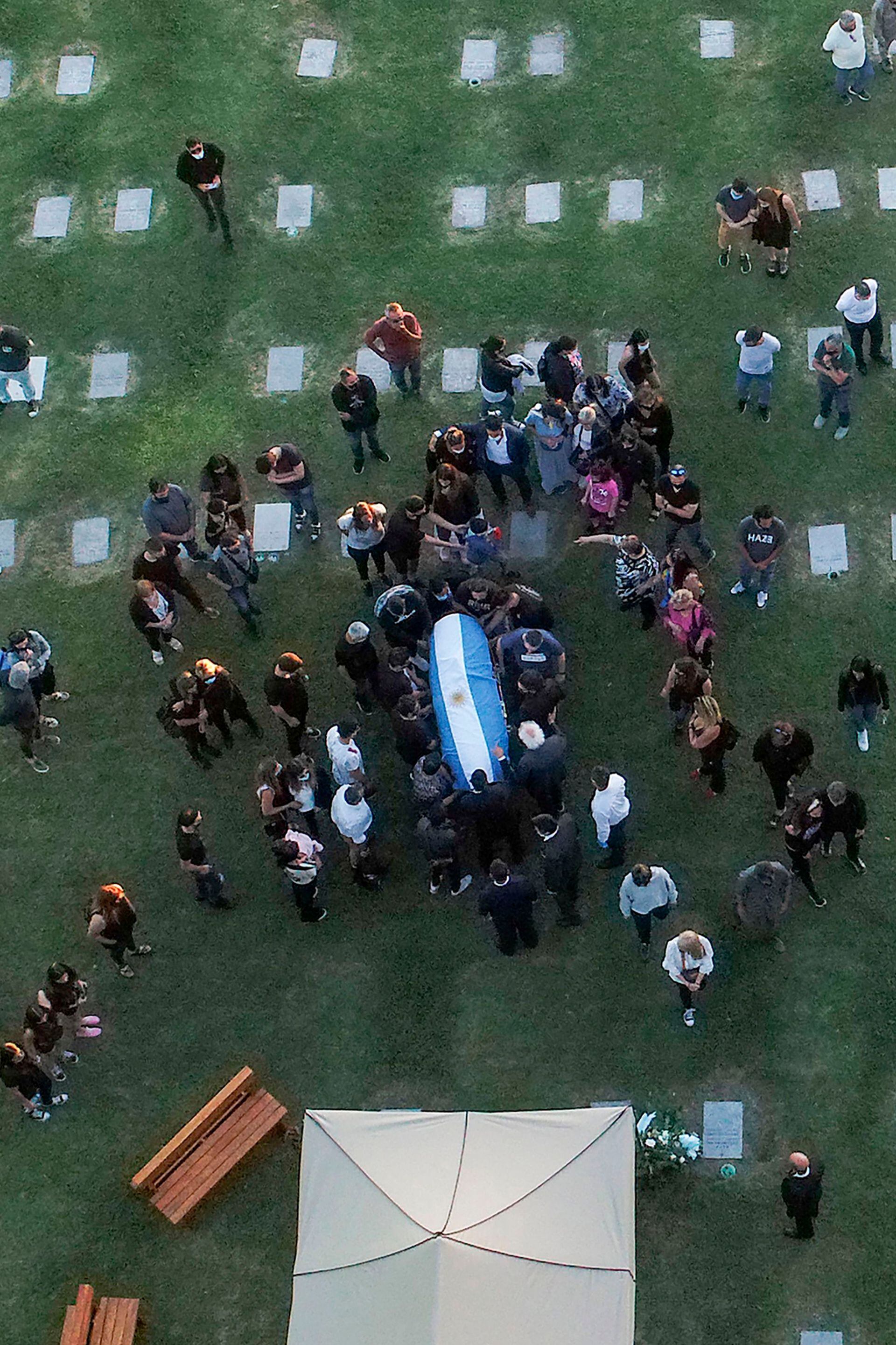 Familiares y amigos de Diego Maradona lo despiden en el cementerio de Bella Vista