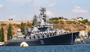 El crucero de misiles ruso Moskva, el buque insignia de la Flota del Mar Negro de Rusia, se ve anclado en el puerto de Sebastopol, en el Mar Negro, el 11 de septiembre de 2008