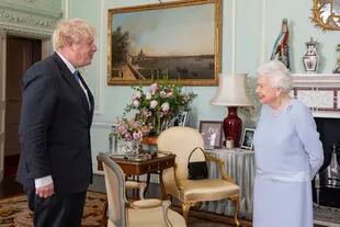 La reina Isabel, junto al primer ministro Boris Johnson. (Dominic Lipinski/Pool via AP, File)