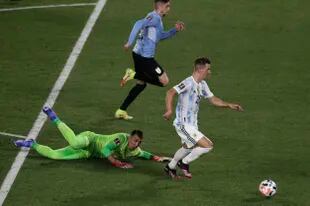 Giovani Lo Celso elude a Fernando Muslera, pero su remate final se estrellará en el travesaño, cuando el clásico con Uruguay aún estaba igualado 0-0