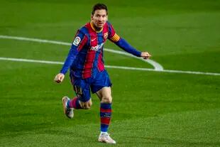 Lionel Messi celebra tras anotar el primer gol del Barcelona durante un partido contra el Getafe en la Liga española en el estadio Camp Nou de Barcelona, España, el jueves 22 de abril de 2021. (AP Foto/Joan Monfort).