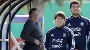 Una postal en el tiempo: Bilardo, en el predio de la AFA, observa a un joven Messi; Garay completa la escena