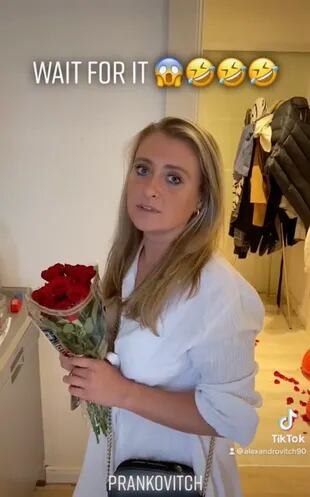 La mujer volteó a ver al tiktoker al darse cuenta de la supuesta sorpresa y le lanzó las flores
