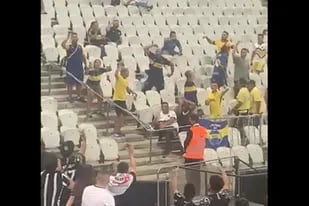 El gesto del hincha de Boca, en el centro de la imagen: hace la mímica de los movimientos de un mono ante simpatizantes de Corinthians, y pronto será detenido, antes del partido de Copa Libertadores.