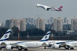 Esta foto tomada el 7 de marzo de 2021 muestra un avión de la aerolínea israelí ARKIA Airbus A321 despegando del aeropuerto israelí Ben Gurion cerca de Tel Aviv hacia la ciudad de Eilat en el sur de Israel