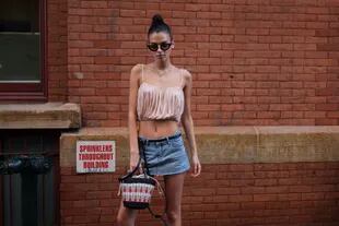 Elena Azzaro, de 23 años, una modelo con sede en Nueva York, posa para una foto en Manhattan