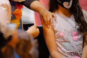 Los pediatras piden que los padres vacunen a los chicos antes del inicio de clases