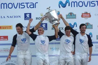  La alegría de los campeones: Castagnola, Aguerre, Monteverde y Cambiaso, en el podio y con la copa del Abierto de Palermo 2005