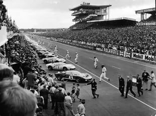 Los pilotos se dirigen hacia sus autos para la largada, el 18 de junio de 1966