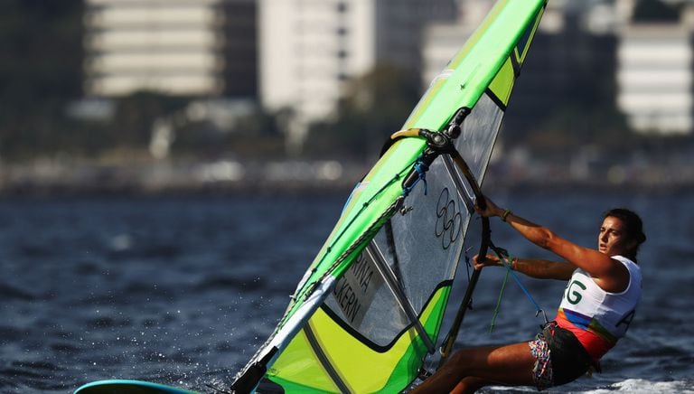 La windsurfista argentina que sueña a lo grande con una "exigente" arma secreta