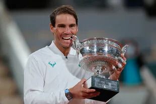 El español Rafael Nadal con el trofeo de campeón de Roland Garros 2020, el 13° y último que ganó. 