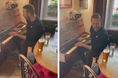 El impensado motivo por el que Chris Martin tocó una canción de Coldplay en el piano de un bar