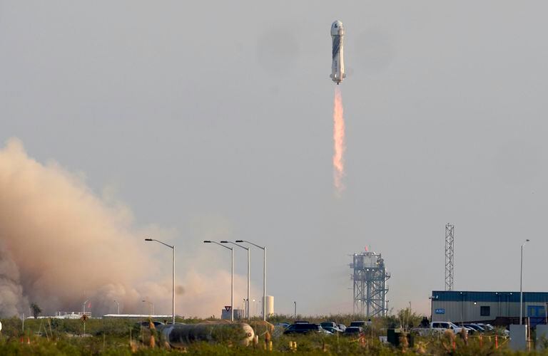 El momento del lanzamiento del cohete New Shepard de Blue Origin con Jeff Bezos como pasajero el 20 de julio último
