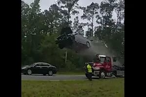 Un auto voló por el aire tras subir la rampa de auxilio de un camión a toda velocidad en plena ruta
