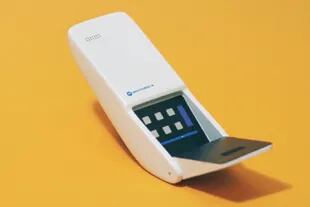 El primer diseño de un teléfono celular con tapita, creado por Motorola en 1972