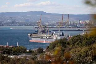 DATEI – Ein Tanker ist am 11. Oktober 2022 am Sheskharis-Komplex, Teil von Chernomortransneft JSC, einer Tochtergesellschaft von Transneft PJSC, in Novorossiysk, Russland, angedockt.  (AP-Foto)