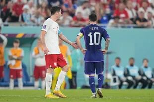 Lionel Messi y Robert Lewandowski se cruzaron en una jugada áspera; el rosarino no aceptó las disculpas del polaco por la falta.