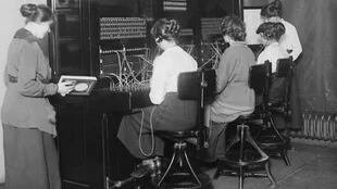 Al principio, el conector fue usado por los operadores en las antiguas centralitas telefónicas
