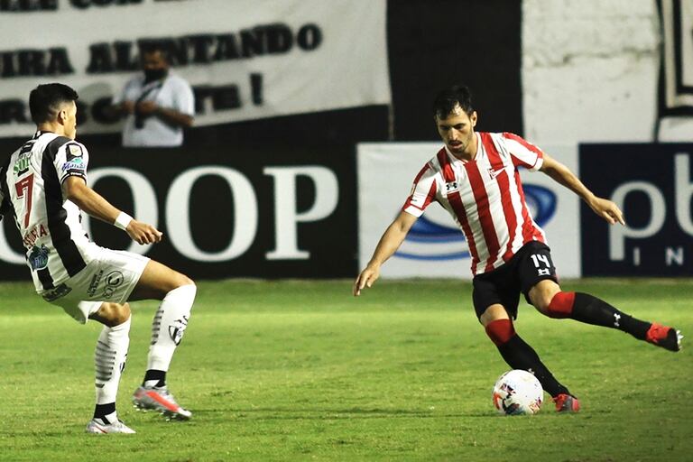 Juan Sánchez Miño, que este viernes actuó como lateral izquierdo en Estudiantes, intenta avanzar ante la marca de Sequeira, que viene cumpliendo buenas actuaciones en Central Córdoba