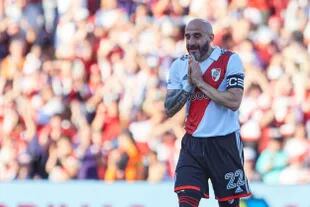 La despedida de Javier Pinola durante el partido que disputaron River y Betis en Mendoza