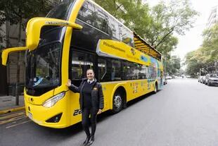 Desde junio de 2022 es una de las conductoras oficiales del bus